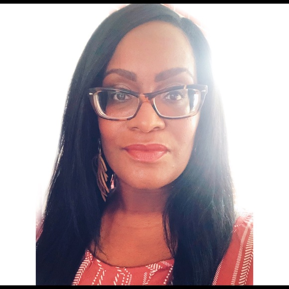 Meet your Posher, Erica - Picture 2 of 3